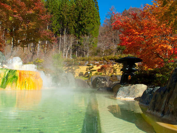 秋～紅葉の赤とうぐいすの湯のエメラルド色