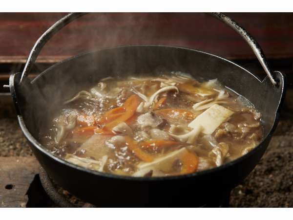 夕食は当館名物の奥飛騨百姓鍋。中でもおすすめはクマ鍋です。奥飛騨のクマ肉はコラーゲンたっぷり！