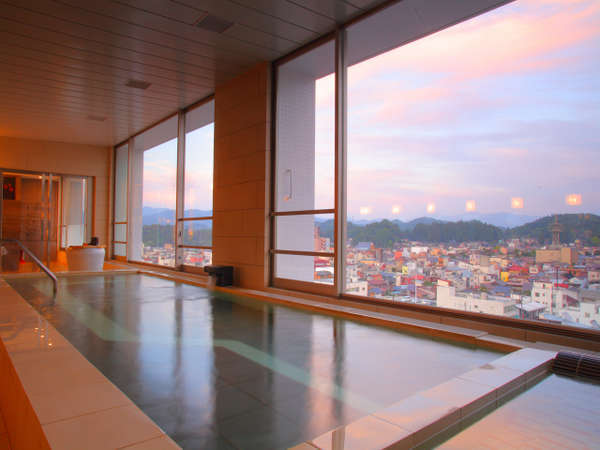 夕焼けに染まる町と温泉に癒される、至福のひととき。