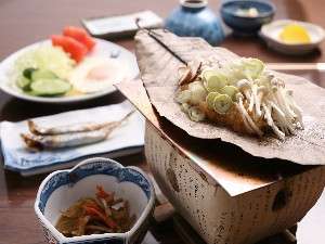 飛騨の郷土料理、朴葉みそ焼はあつあつ御飯との相性抜群！朝から食欲倍増です(一例)