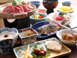 飛騨牛の陶板焼きをメインとした夕食になります。川魚の塩焼も人気の一品です。(一例)