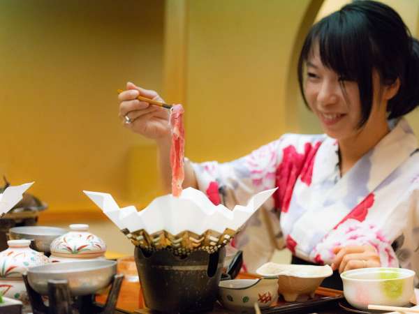 お一人様用の紙鍋でいただく飛騨牛ミニしゃぶしゃぶ。（イメージ）