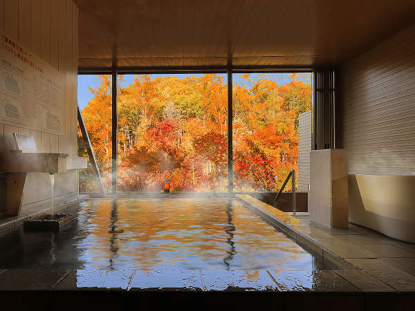 【展望露天風呂-秋-】紅葉に染まった大自然を眺めながらの温泉は格別です。
