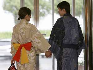 選べる色浴衣で二人で花火見物を！