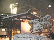 源泉かけ流し・夕・朝食共お部屋食で。露天風呂付家族風呂も広々で好評です! 源泉かけ流し・夕・朝食共お部屋食で。露天風呂付家族風呂も広々で好評です!