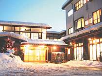 冬の夕暮れ、雪化粧のお宿です。 冬の夕暮れ、雪化粧のお宿です。
