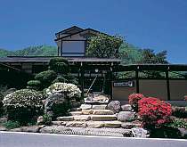 奥飛騨-新平湯温泉の高台。素朴な自然と木々に囲まれた、とてもとても静かな場所の宿です。 奥飛騨-新平湯温泉の高台。素朴な自然と木々に囲まれた、とてもとても静かな場所の宿です。