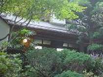 緑に囲まれた静かな場所にある温泉宿