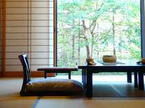 畳敷きのお部屋から覗くお庭は四季折々の表情を見せる(写真は一例) 畳敷きのお部屋から覗くお庭は四季折々の表情を見せる(写真は一例)