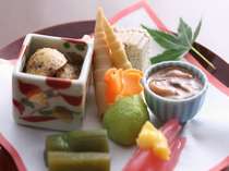 季節の味・飛騨ならではの味を一皿に♪目にも嬉しい夕食が始まります(一例) 季節の味・飛騨ならではの味を一皿に♪目にも嬉しい夕食が始まります(一例)