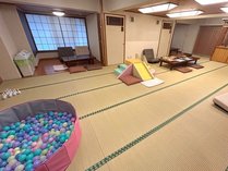 【松の間】2025年新設のキッズスペース、天候の悪い日や暑い日のお子様の遊び場としてご利用ください