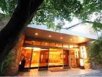 玄関前に咲き誇る桜をイメージした優しい色調のフロント・ロビー。季節の花々が皆様をお出迎えいたします。