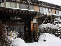 冬の玄関の様子。雪深い飛騨高山は一面真っ白になります。 冬の玄関の様子。雪深い飛騨高山は一面真っ白になります。