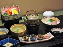飛騨牛せいろ蒸し・前菜・小鉢・炊合などのコース料理です。 飛騨牛せいろ蒸し・前菜・小鉢・炊合などのコース料理です。