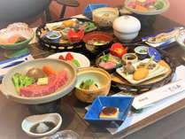 個室食事処で味わう、会席料理。(メインはひれステーキ) 個室食事処で味わう、会席料理。(メインはひれステーキ)