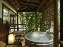 客室露天風呂一例。２４時間お入り頂けます。