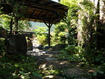 屋根付き露天風呂四季折々の植物とともに。 屋根付き露天風呂四季折々の植物とともに。