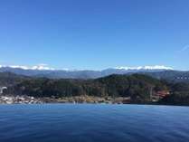 2階層にまたがる温泉フロア。飛騨随一の種類を誇る湯面の向こうには北アルプスの大パノラマが広がります。 2階層にまたがる温泉フロア。飛騨随一の種類を誇る湯面の向こうには北アルプスの大パノラマが広がります。