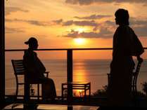 窓に広がる夕日と海 美食を奏で150有余年 間人温泉 炭平