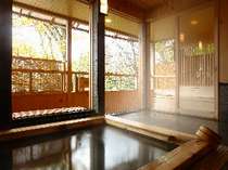 *高山の景色を一望できる大きな窓がついた木の温もりある展望大浴場です *高山の景色を一望できる大きな窓がついた木の温もりある展望大浴場です