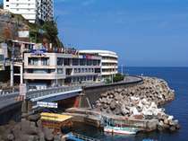 【目の前は海！】館内から眺める景色は熱海の街並み・海は絶景