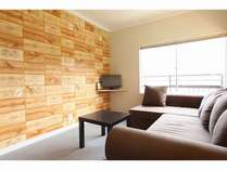 ◆ハブシ◆リビングスペース。大きなソファでゆっくりお寛ぎください。