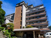 山間に建つ温泉旅館