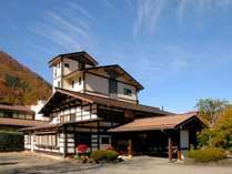 四季の表情豊かな山々に囲まれた当館 四季の表情豊かな山々に囲まれた当館