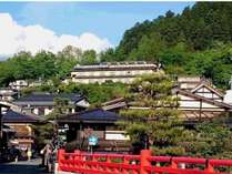 中橋から見る当館(新緑の季節) 中橋から見る当館(新緑の季節)