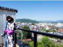 露天風呂付客室からは朝日を浴びる飛騨高山の町並みと白山を望むことができます。(一例) 露天風呂付客室からは朝日を浴びる飛騨高山の町並みと白山を望むことができます。(一例)