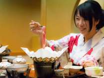 お一人様用の紙鍋でいただく飛騨牛ミニしゃぶしゃぶ。(イメージ) お一人様用の紙鍋でいただく飛騨牛ミニしゃぶしゃぶ。(イメージ)
