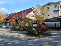 秋の紅葉シーズン田島館全景 秋の紅葉シーズン田島館全景