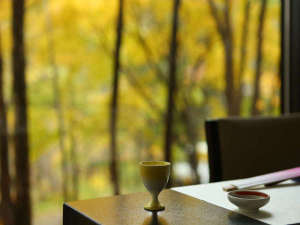 紅葉の木々を眺めながらお食事が楽しめる