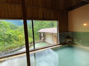 2種類の源泉が楽しめる大浴場と露天風呂（男湯）