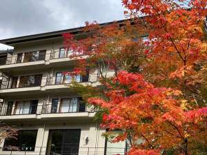 白船グランドホテルと鮮やかな紅葉（2020.10.13撮影）