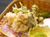 【お料理】フキノトウ、タラの芽、山ウドなど、季節の山菜を香り高く天ぷらでお届けします。