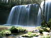 鍋ケ滝：当館よりお車で25分。滝の裏側に行き眺める事ができる珍しい滝。癒しスポットです。