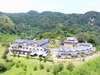 日本海一望　奥伊根温泉　全景！左側の施設が本館、右側が別館 和亭になります