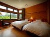 2間・和洋ベッド※和室8畳+ツインルーム。格式高い格天井のお部屋で、ごゆっくりとお寛ぎくださいませ。