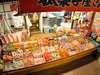 「懐かし横丁路地裏」の駄菓子屋さんには駄菓子がいっぱい！10円から楽しめるよ