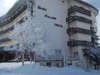 雪の外観。ホテル入り口と横に駐車場がございます。（無料）