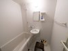 【コテージC】室内バスルーム。シャワー付きユニットバス。シャンプー、リンス、ボディーソープ有。