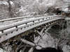 雪景色のこおろぎ橋。冬の山中はまるで水墨画のような日本的な世界です。